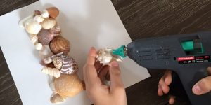 coller les coquillages sur le tableau byMatao DIY